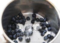 蓝莓养乐多棒冰的做法步骤2