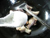 基围虾炒鸡翅根的做法步骤6