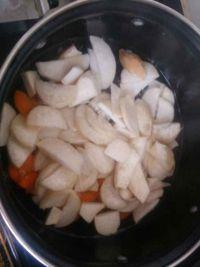 杏鲍菇胡萝卜尖椒炒五花肉的做法步骤5