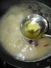 红枣百合筒骨汤的做法步骤6