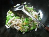 尖椒猪肉炒酸菜的做法步骤4
